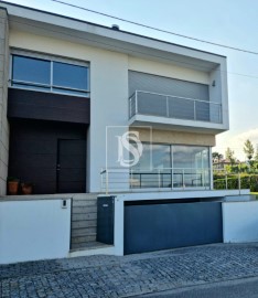 House 4 Bedrooms in Golães