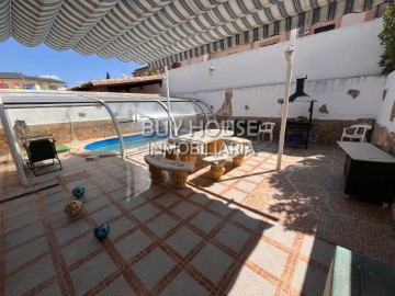 House 4 Bedrooms in Esquivias