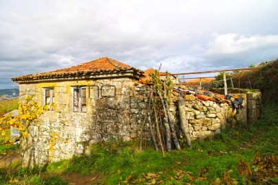 Duas casas do século 18 para restaurar - Terreno p