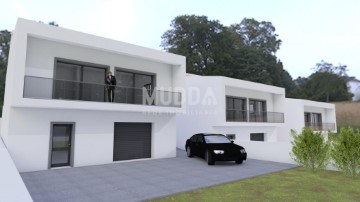 House 3 Bedrooms in Silva Escura e Dornelas