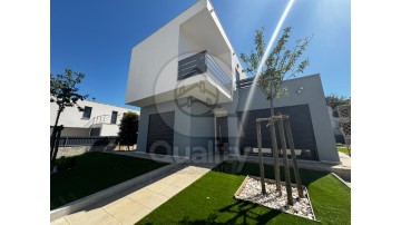 House 4 Bedrooms in Sesimbra (Castelo)