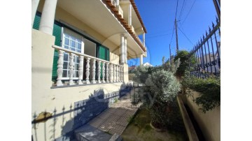 House 3 Bedrooms in Charneca de Caparica e Sobreda