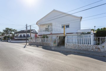 House 4 Bedrooms in Charneca de Caparica e Sobreda