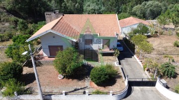 House 4 Bedrooms in Asseiceira