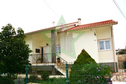 House 4 Bedrooms in Asseiceira