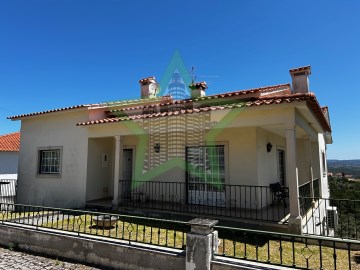 House 4 Bedrooms in Carregueiros