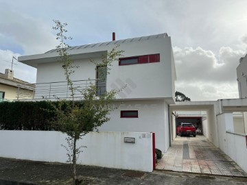 House 4 Bedrooms in Ílhavo (São Salvador)