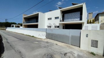 House 3 Bedrooms in Salreu
