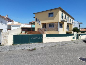 House 4 Bedrooms in Beduído e Veiros