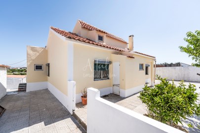 House 4 Bedrooms in Aveiras de Cima