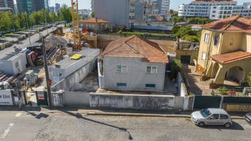 House 4 Bedrooms in Santa Marinha e São Pedro da Afurada