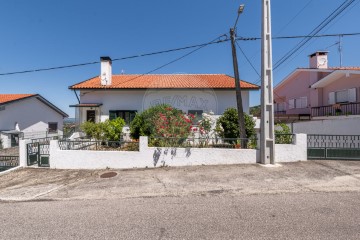 House 3 Bedrooms in Eiras, São Julião de Montenegro e Cela