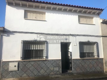 House 4 Bedrooms in La Puebla de Almoradiel