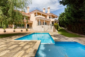 House 4 Bedrooms in S.Maria e S.Miguel, S.Martinho, S.Pedro Penaferrim