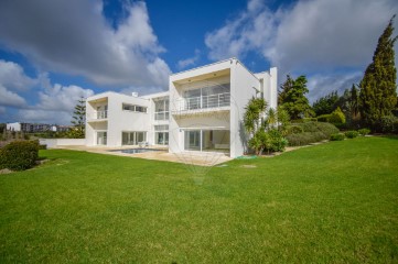 House 4 Bedrooms in Queluz e Belas