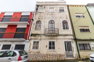 Building in Buarcos e São Julião