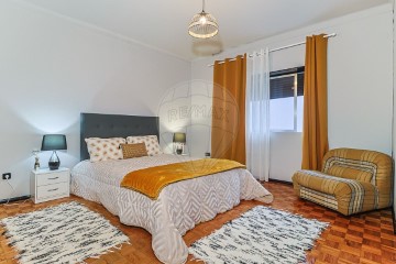 House 4 Bedrooms in Vila Nova de Anços