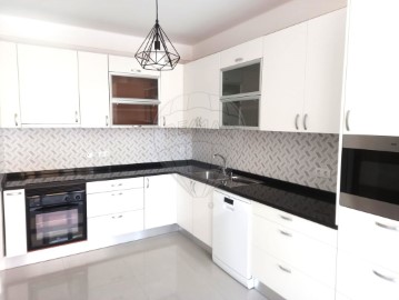 Apartment 3 Bedrooms in Santo António dos Olivais