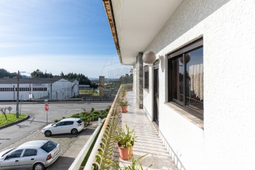House 3 Bedrooms in Mozelos