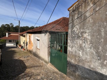 House 4 Bedrooms in Nogueira do Cravo e Pindelo