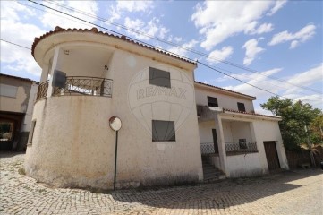 House 4 Bedrooms in Abambres