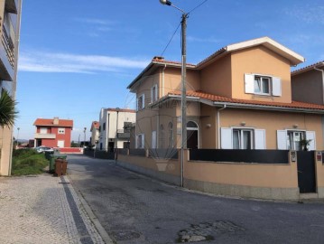 House 4 Bedrooms in Aver-O-Mar, Amorim e Terroso