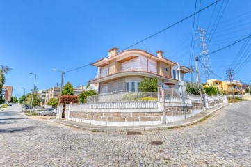 House 4 Bedrooms in Cidade da Maia