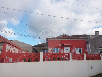 House 2 Bedrooms in Miragaia e Marteleira