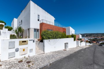 House 4 Bedrooms in Loures