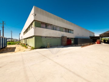 Bâtiment industriel / entrepôt à Romeira e Várzea