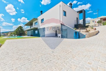 House 4 Bedrooms in Benespera