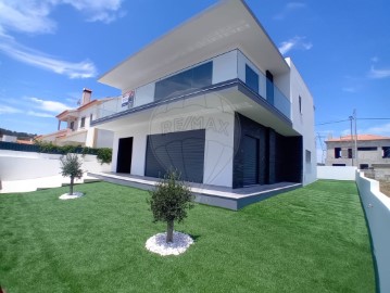 House 4 Bedrooms in Alenquer (Santo Estêvão e Triana)