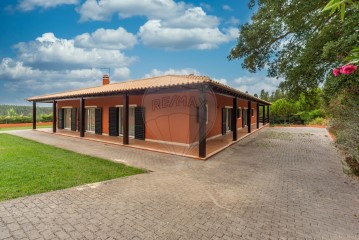 House 4 Bedrooms in Nossa Senhora do Pópulo, Coto e São Gregório