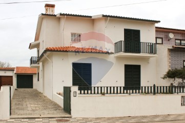 House 4 Bedrooms in Ílhavo (São Salvador)