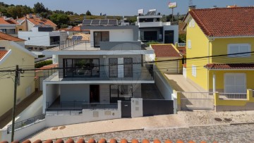 House 4 Bedrooms in Santa Iria de Azoia, São João da Talha e Bobadela