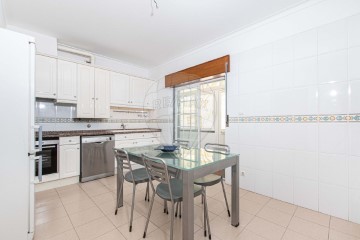 Apartamento 2 Quartos em Carcavelos e Parede