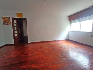 Appartement 3 Chambres à Santo António dos Cavaleiros e Frielas