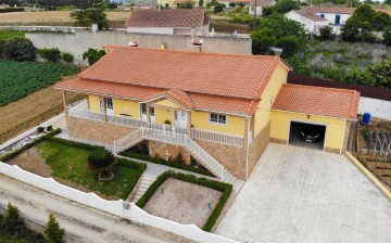 House 3 Bedrooms in Santo Quintino
