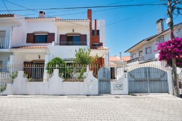 House 4 Bedrooms in Seixal, Arrentela e Aldeia de Paio Pires