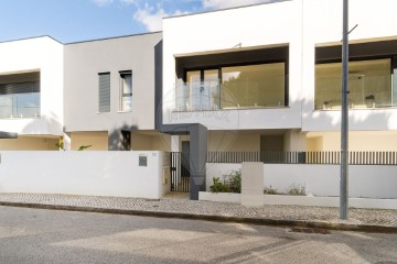 House 4 Bedrooms in Caparica e Trafaria