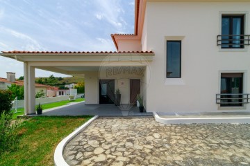 House 4 Bedrooms in Milharado