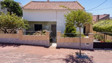 House 4 Bedrooms in Porto Salvo