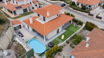 House 4 Bedrooms in Milharado