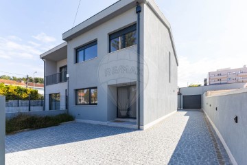 House 3 Bedrooms in São Mamede de Infesta e Senhora da Hora