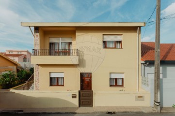 House 4 Bedrooms in Custóias, Leça do Balio e Guifões