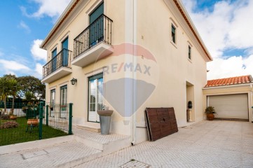 House 4 Bedrooms in Ponte do Rol