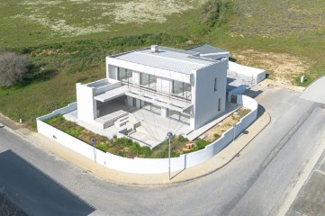 House 4 Bedrooms in Ponte do Rol