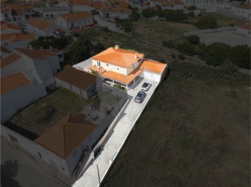 House 4 Bedrooms in Lourinhã e Atalaia