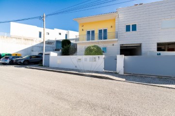 House 4 Bedrooms in A dos Cunhados e Maceira