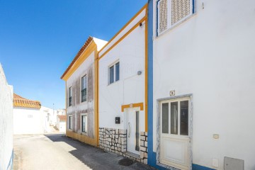 House 2 Bedrooms in Dois Portos e Runa